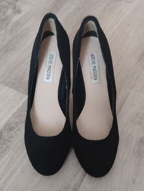 Steve Madden Black Suede Round-Toe Pumps